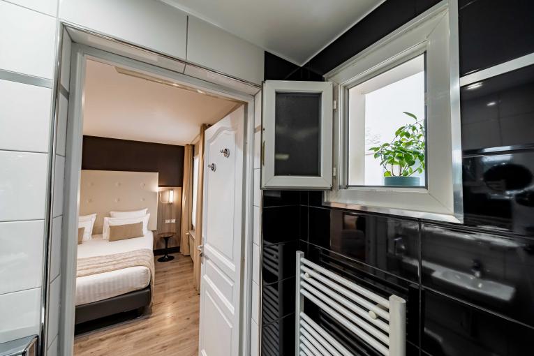 De La Paix Tour Eiffel - Parisiennes Room with Patio view