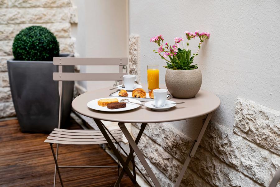 Hôtel De La Paix - Parisian Room on Patio