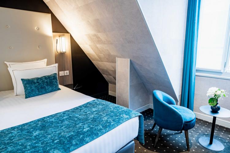 Hôtel De La Paix - Superior Room under the roofs of Paris